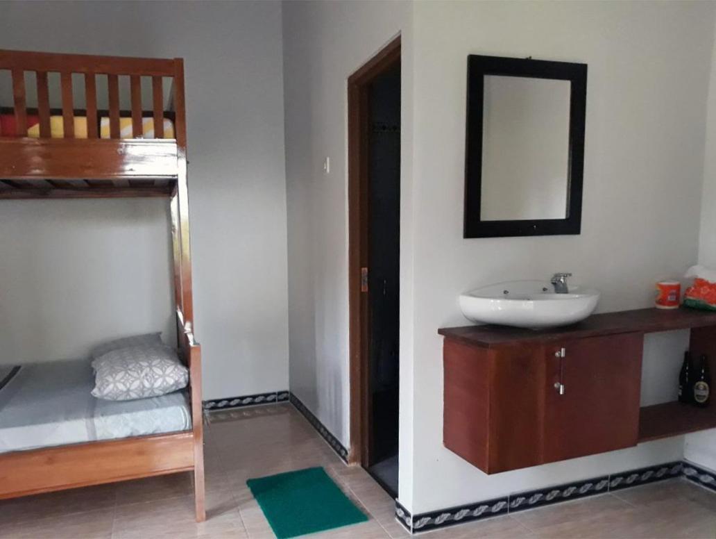 Red Island Bungalows Pasanggaran الغرفة الصورة